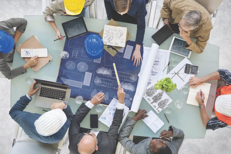 architectes en reunion de travail collaborative