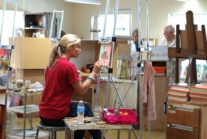 atelier darts plastiques avec etudiants creatifs