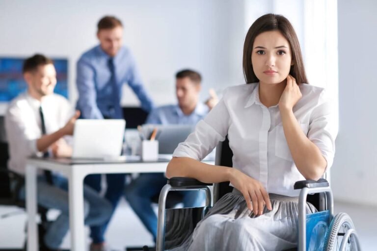 Quelles sont les conditions pour un licenciement pour invalidité 2e catégorie 2 avocat discutant avec salarie handicape au bureau