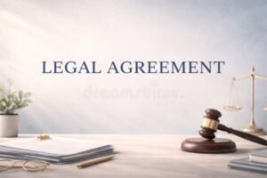 Les charges sociales s'appliquent-elles à l'indemnité de rupture conventionnelle 7 balance et documents juridiques sur bureau lumineux