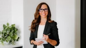 Comment Bien Préparer Son Entretien D'embauche Pour Réussir 10 candidat souriant preparant son entretien professionnel