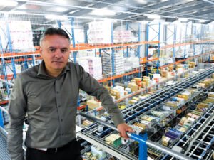 client heureux recuperant ses courses drive leclerc