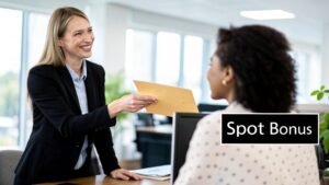 collegues discutant autour dune prime dargent