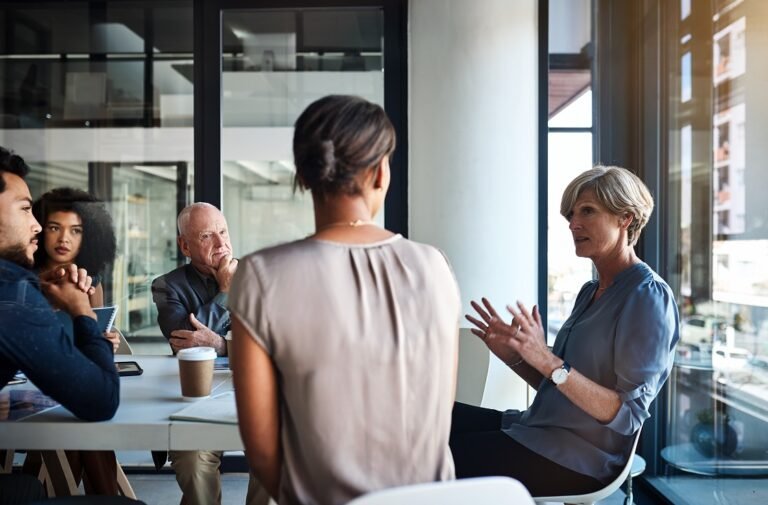 conseillere aidant une famille en discussion chaleureuse