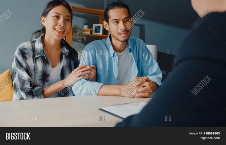 courtier bancaire discutant avec un couple devant maison