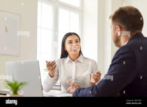 À Quoi Sert Un Courtier Et Comment Facilite-t-il Vos Finances 1 courtier financier aidant un client souriant