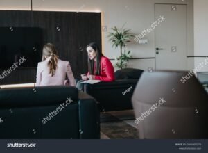 Quelle Différence Entre Entretien Individuel Et Entretien Professionnel 20 deux personnes en discussion professionnelle au bureau