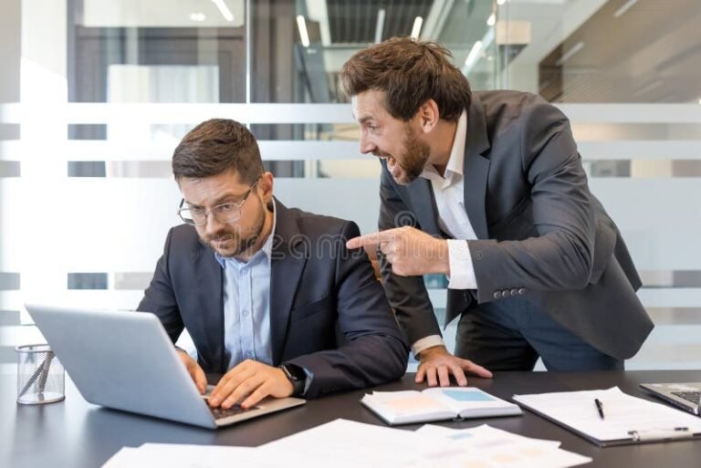 employe discutant avec employeur tendu