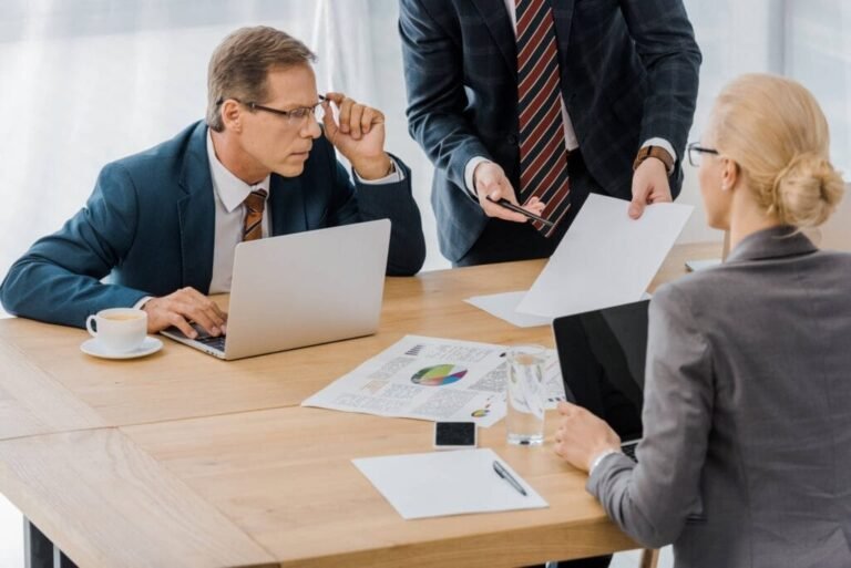 employes discutant de mutuelle au bureau