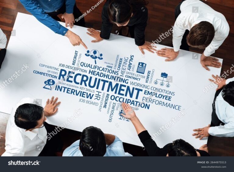 equipe diversifiee discutant strategie recrutement