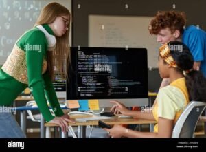 etudiant devant ordinateur avec code ecran