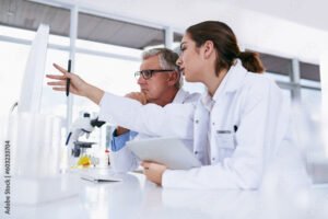 etudiant travaillant en laboratoire avec mentor
