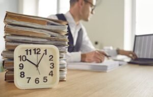 horloge avec weekend et documents de travail