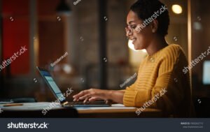 Quels sont les meilleurs conseils pour trouver un stage développeur web bac 2 43 jeune developpeur travaillant sur ordinateur portable