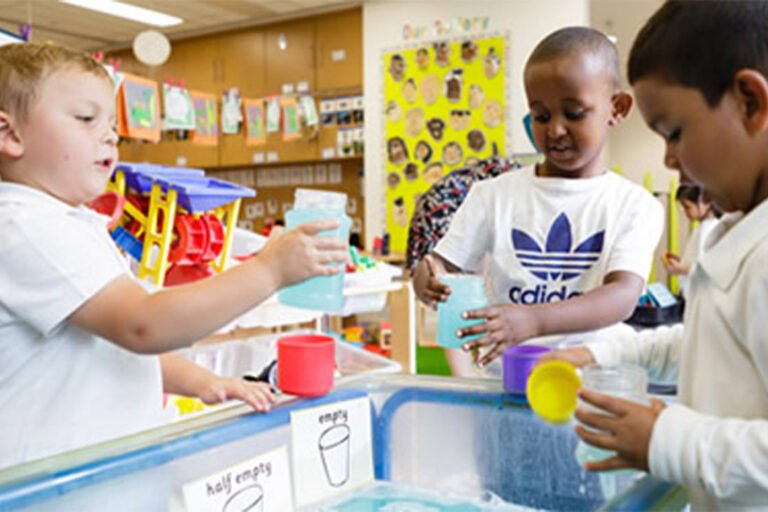 jeune etudiant presentant des instruments de mesures physiques