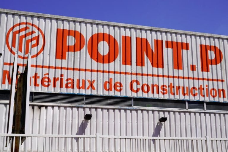 logo point p devant un magasin de materiaux