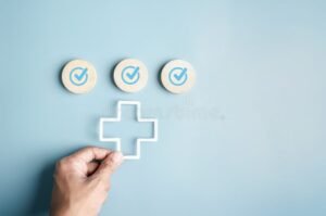 Qui Me Paye en Arrêt Maladie : Employeur Ou Sécurité Sociale 11 main tendant un cheque symbolique sante