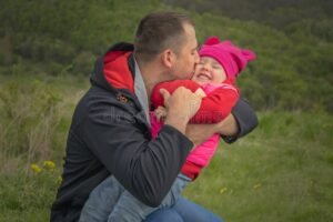 Quels sont les droits et conditions du congé parental pour les pères en France 1 pere heureux avec bebe dans parc verdoyant