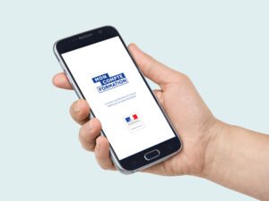 personne consultant un compte cpf sur smartphone