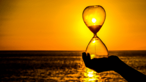 À Quel Âge Partir En Retraite Avec Une Carrière Longue Pour Une Personne Née En 1965 13 personne de 1965 contemplant horizon retraite