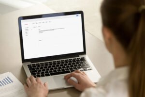 Comment Rédiger Un Mail Efficace Pour Postuler à Un Poste 2 personne ecrivant un mail professionnel sur ordinateur 1