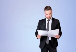 En quoi consiste le métier de juriste et quelles sont ses missions principales 3 personne en costume tenant des documents juridiques