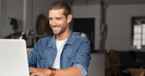 Comment Envoyer Une Candidature Spontanée Efficace Chez Schneider Electric 4 personne envoyant un e mail professionnel cordialement