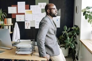 Chômage Après Rupture Période d'Essai : Quelles Sont Vos Droits 3 personne hesitante devant un bureau demploi