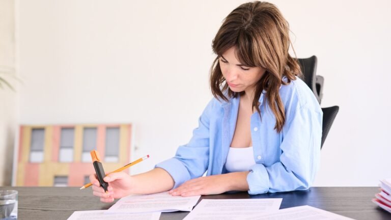 personne reflechissant devant contrat de travail signe