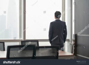 personne reflechissant devant un bureau ferme