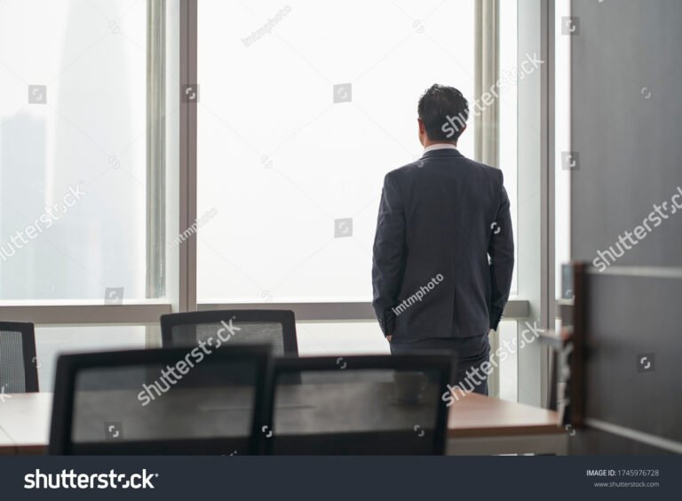 Est-Il Possible D’Être Embauché Après Un Licenciement Pour Faute Grave 2 personne reflechissant devant un bureau ferme