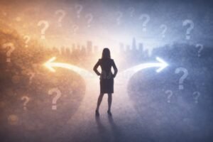 personne reflechissant entre deux chemins divergents