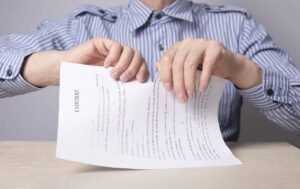 personne signant un contrat en rupture