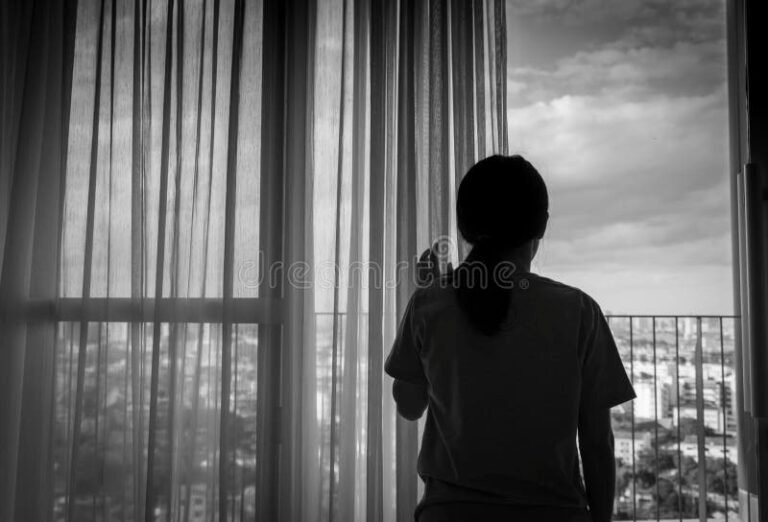 personne stressee regardant par la fenetre