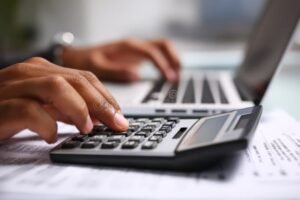 Comment cumuler les allocations ARE avec une activité non salariée 30 personne travaillant sur ordinateur avec calculatrice