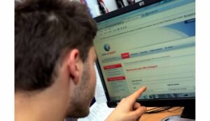 Comment Faire Une Simulation De Chômage Sur Le Site De Pôle Emploi 19 personne utilisant ordinateur sur site pole emploi