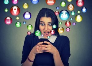 personne utilisant smartphone avec icones reseaux sociaux