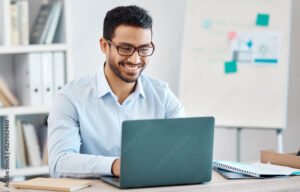 Comment Trouver Le Siret D’une Entreprise Rapidement Et Facilement 4 personne utilisant un ordinateur portable pour recherche entreprise