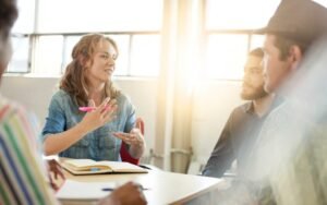 personnes echangeant lors dun job dating anime