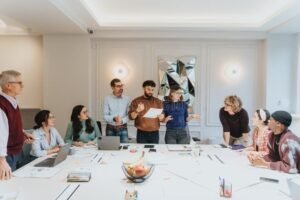 personnes en reunion professionnelle dynamique bureaux modernes