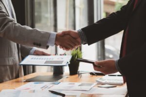 professionnel comptable aidant un client localement