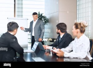 Quelles compétences acquérir avec une formation en Key Account Management 1 reunion professionnelle autour dun tableau strategique