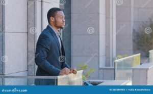 salarie pensif devant porte de bureau fermee