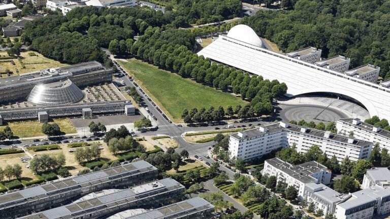 vue panoramique moderne du campus esiee it